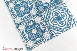 Set of 6 blue/white coasters printed with Anciennes-Sol pattern